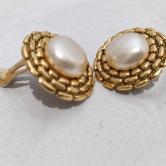 Chanel Gild Interweaved Gold and Pearl Earrings - Picture 2 of 9